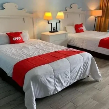 Oyo Hotel Dundee By Crystal Lake Exterior photo