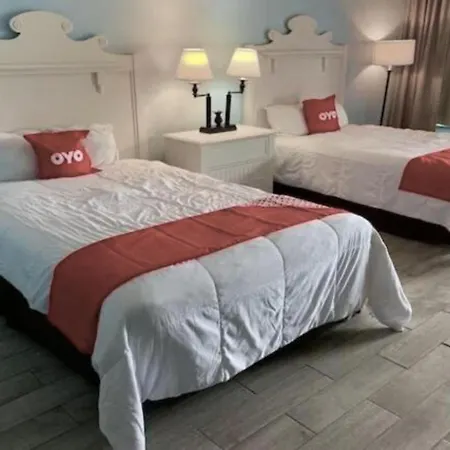 Oyo Hotel Dundee By Crystal Lake Exterior photo