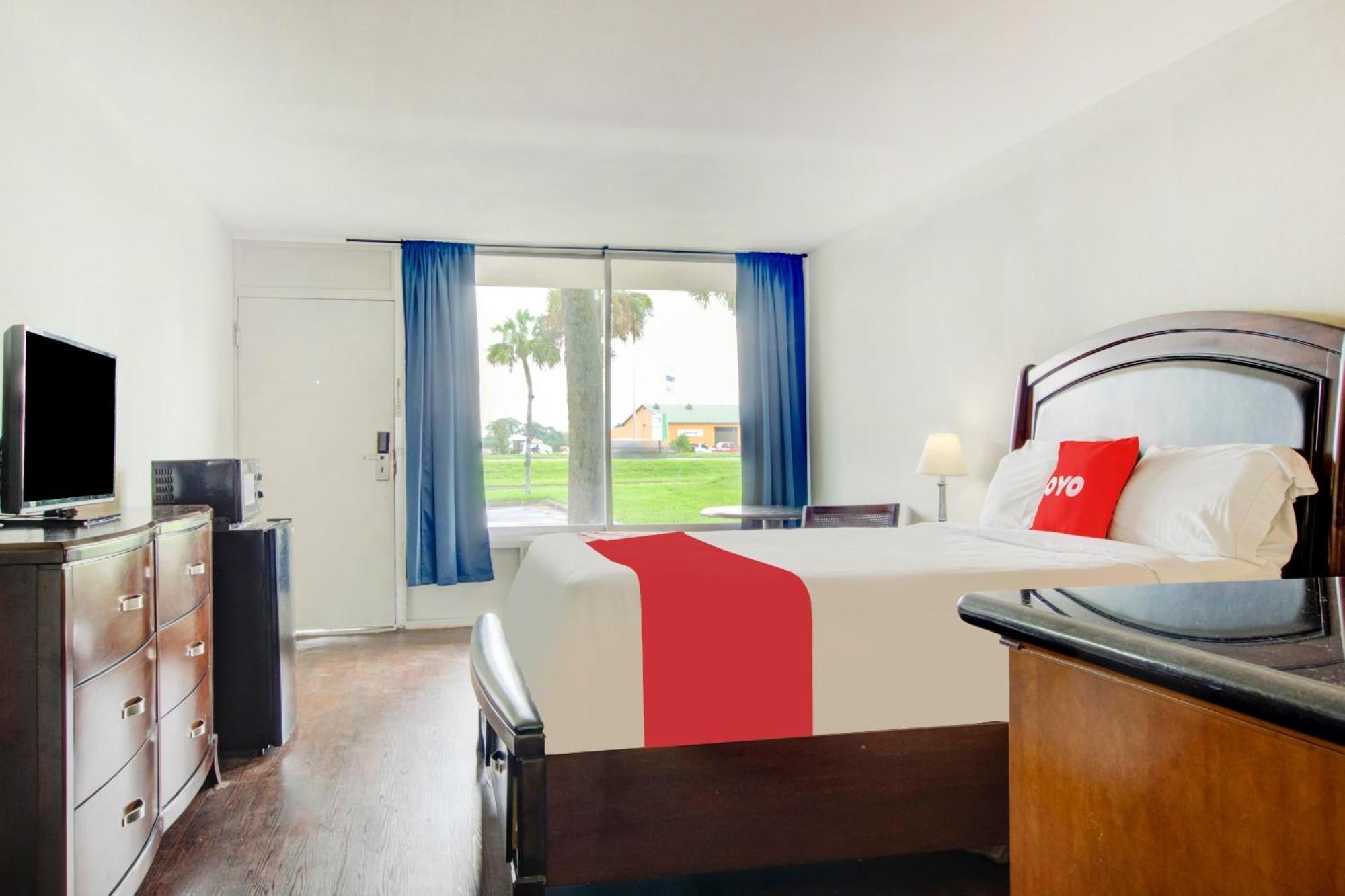 Hotel Oyo By Crystal Lake 2*